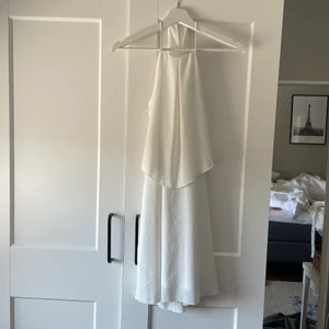 Nelly - Vit klänning med öppen rygg. Skriv för fler bilder💕