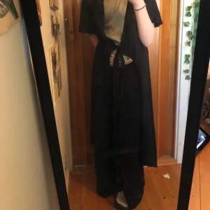 Svart klänning - har aldrig använt den och är inte helt säker på hur den ska sitta… men skriv om du har några frågor och kan sänka priset! :)