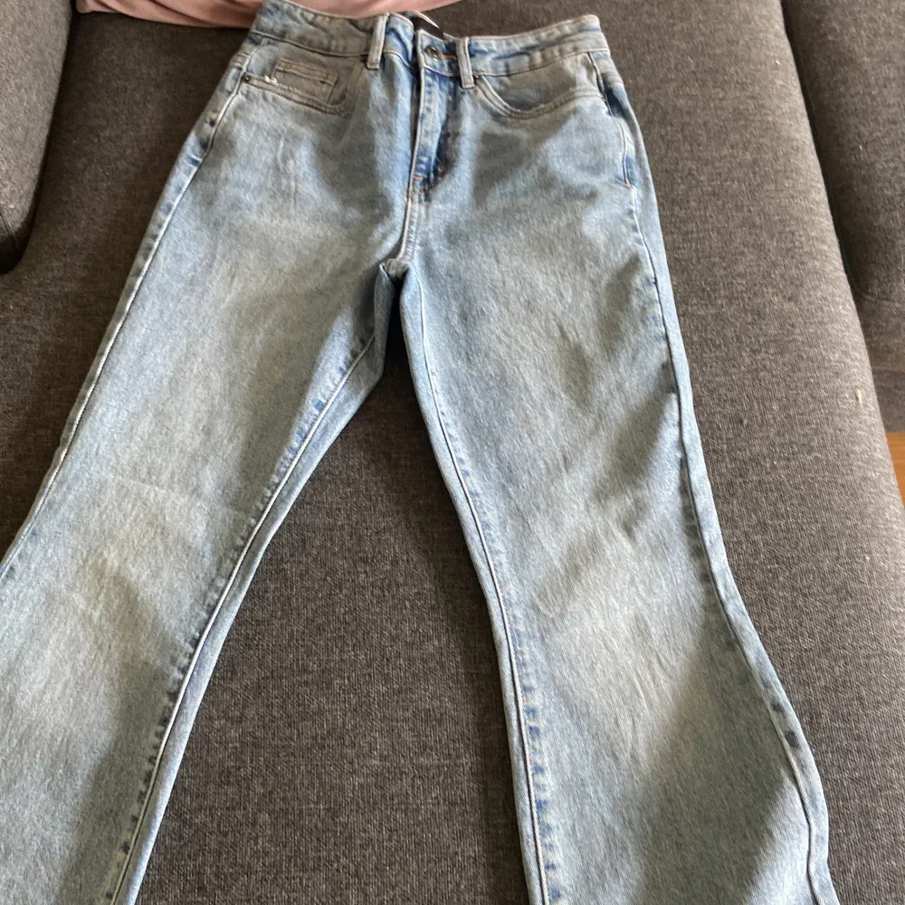 Jättefina Vero Moda jeans som jag aldrig har använt. Dom köptes för ca 4 veckor sedan. Dom är flared och har slits.. Jeans & Byxor.