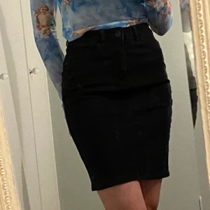Svart jeans kjol - I bra skick storlek S men passar också för M