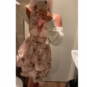 Underbar klänning - Säljer nu denna såååå fina klänning som är perfekt till sommaren, då den tyvärr blivit för liten för mig. Från Dennis Maglic, köpt för nått år sedan. Använd fåtal gånger. I storlek S💓💞💕