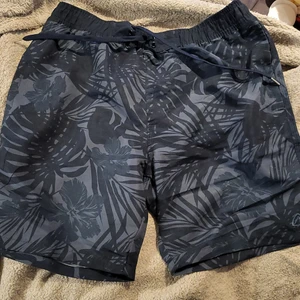Intersport Firefly badshorts - Nya badshorts som köptes för en vecka sen, helt oanvända, dock har de testas men vi upptäckte att de var för små. Väldigt liten storlek, säger xl men är mer m/l. Kostar 199kr på intersport.