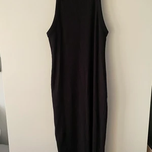 Zara Midi svart tajt klänning storlek L - Midi klänning från zara, nyskick då den är oanvänd. 