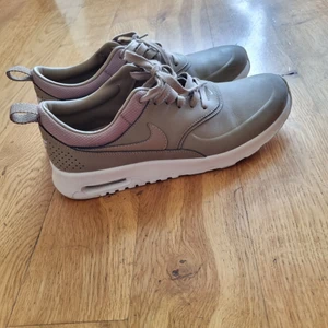 Nike Air Max Thea Premium Desert Camo - Nike Air Max Thea som är oanvända. Var svårt att få tag på pga väldigt populära när jag köpte och nu finns de inte längre att köpa till butikspris utan säljs online för ca 2000-3000 kr. 