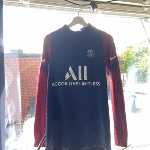Ny* Långärmad PSG Tröja - Nypris: 750kr Storlek: Small  Ny PSG i skönt material. Köptes för ett tag sedan men är inte använd. Den är i storlek S men passar även Xs elr M för att materialet är elastiskt.