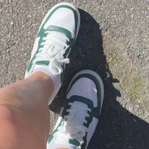 Pull and bear sneakers - Storlek 41, beställda från pull and bear! Använda högst en gång, bra kvalité och sköna! 