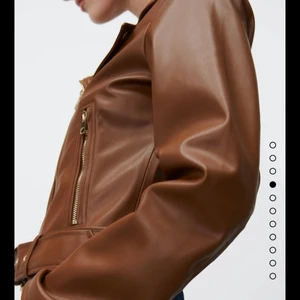 Zara skin jacka brun  - Använd 1gång. Storlek M, passar storlekar från Xs-M köpt på zara för 559kr. 