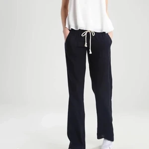 Linnebyxor  - Hej säljer mina svarta Roxy linnebyxor, fick hem dom idag men dom var tyvärr lite för korta för min smak. Köpta på zalando för ca 600kr. Enbart testade, prislapp sitter kvar! (Inte min bild) skriv vid intresse⭐️  • Köparen står för frakten 