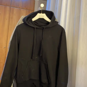 Svart hoodie - Svart hoodie i stl S köpt för 1 år sedan☺️ Kommer att tvättas innan den skickas iväg såklart!!!!❤️