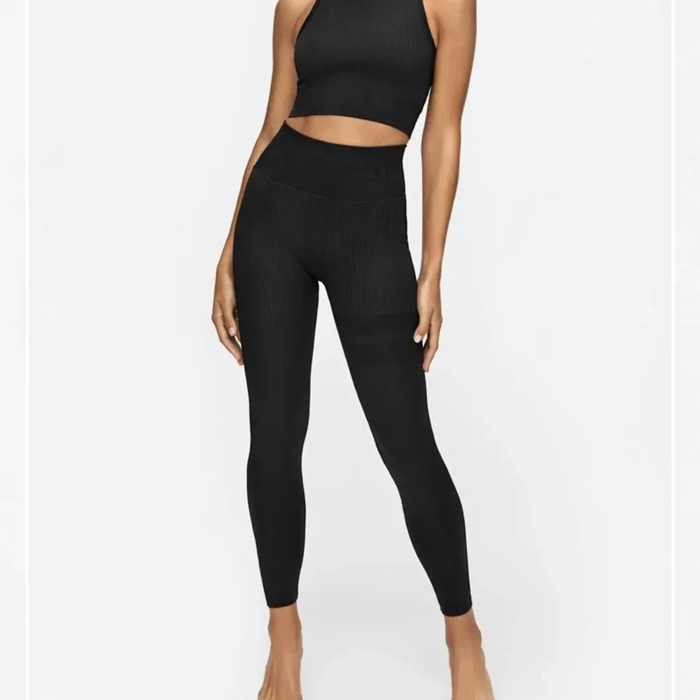 Säljer min svarta träningstights från Stronger. Det är Rib Seamless Tights och nypris på de är 699kr. Dem är i väldigt fint skick även fast jag använt dem flera gånger. Jättesköna och bekväma tights! Priset är 200kr och då är frakten inräknad i priset ☺️. Jeans & Byxor.