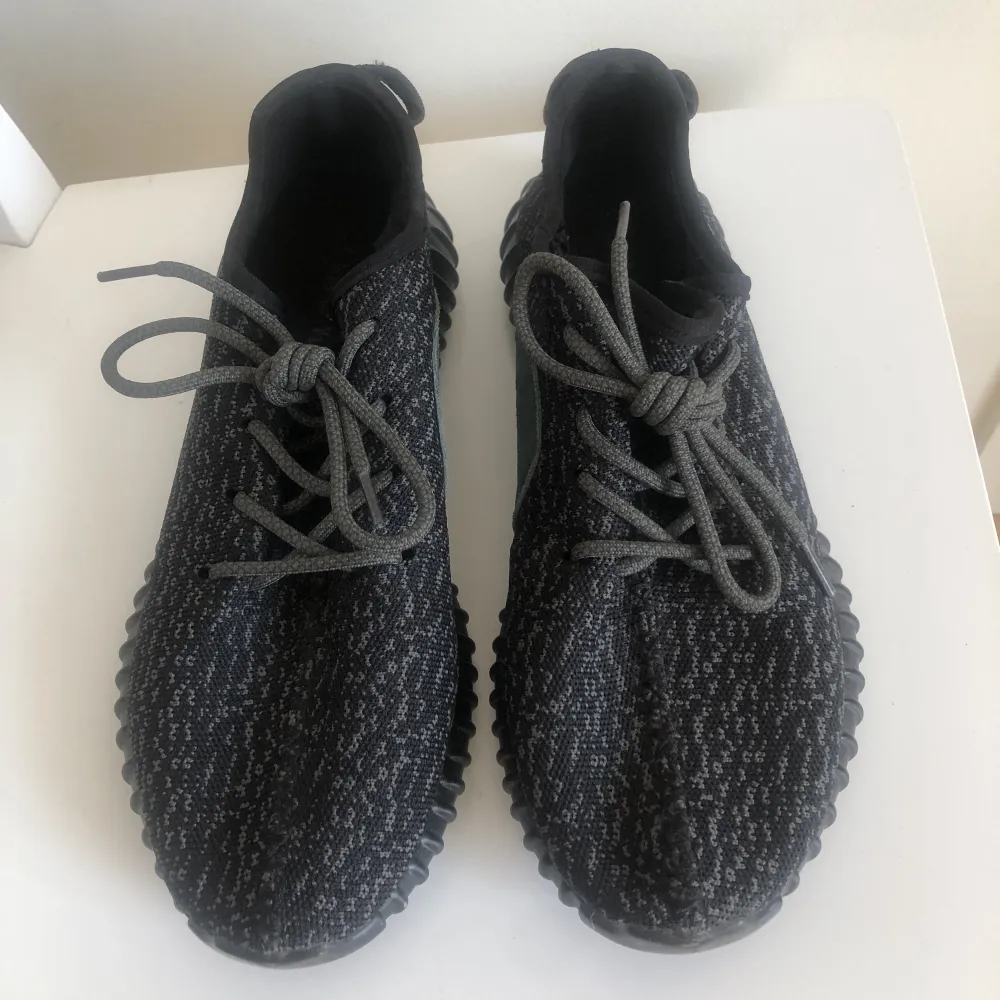 Knappt använda yeezy skor i stl 44 Finns endast i begränsad upplaga. Skor.