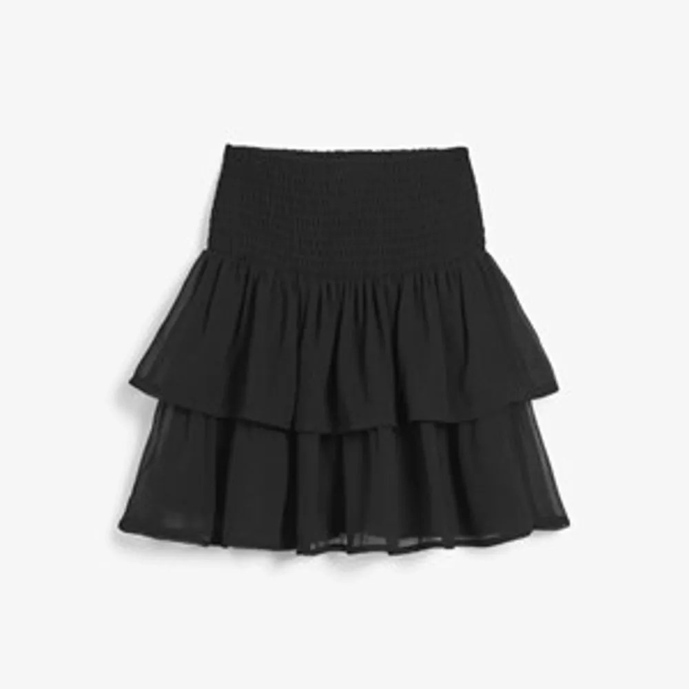 Säljer denna volang kjorl eftersom den inte kommer till användning , säljer den för 100kr + frakt❤️. Kjolar.