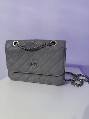 Don Donna väska  - Oanvänd, grå och jättefin väska.