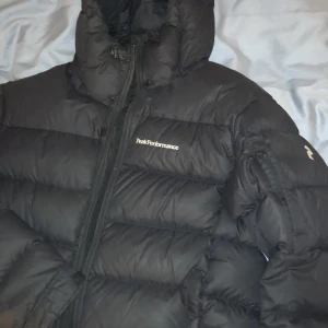 Peak performance jacka - Peak performance jacka i sådär skick, problem med dragkedja alltså jackan öppnas, sen ett litet hål, annars är jackan otroligt bra för vintern och perfekt för skidor
