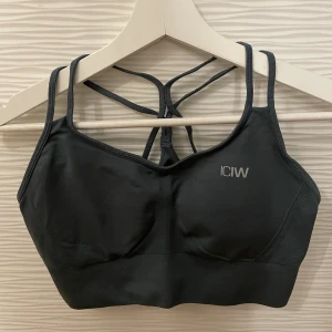 träning - Säljer denna fina sporttoppen från iciw. Den är som ny💚 Färgen är grön men de syns inte riktigt på första bilden. Hör av er vid intresse eller mer info💚 Frakt tillkommer.