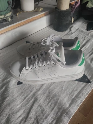 Adidas sneakers  - Endast använda ett par dagar då storleken var fel. 