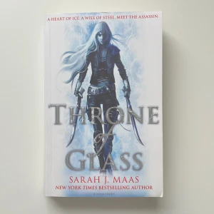 Bok - Throne of glass av Sarah J. Mass. Första boken i serien! Det är en pocket bok på engelska. Står en liten text på första sidan (se bild 3) som förra ägaren nog har skrivit. Skriv om du har några frågor eller vill ha mer bilder <3