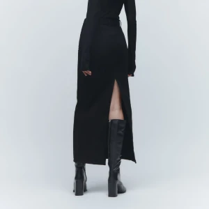 Jeanskjol - Svart jeanskjol från zara, aldrig använd med lappar kvar. Passar till allt och har en fin slits baktill