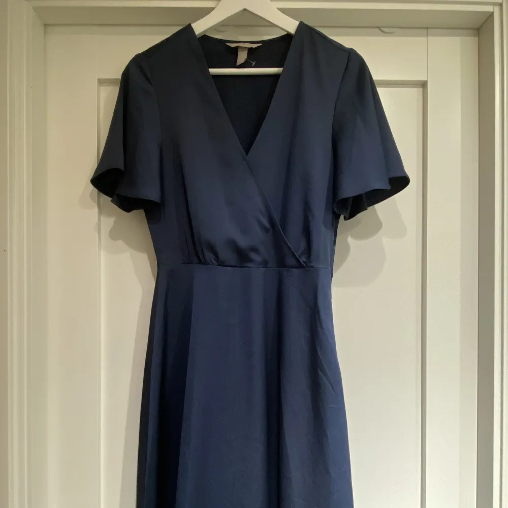 Vadlång marinblå klänning med fint fall från H&M. Storlek 36. Skick som ny.. Klänningar.