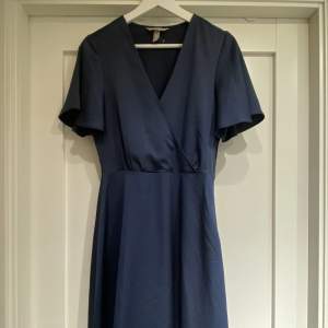 Vadlång marinblå klänning med fint fall från H&M. Storlek 36. Skick som ny.