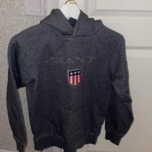 Säljer en grå Gant hoodie i storlek 146/152, köparen av tröjan betalar frakten.
