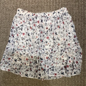 Kjol från Abercrombie & Fitch - Somrig volangkjol. Storlek S. 