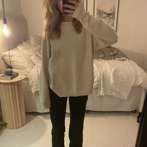 Stickad tröja vila - Säljer denna super poppulära stickade tröjan från Vila. Använd men har inga defekter😊