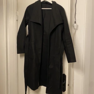 Svart kappa - Svart kappa med knytband! Så fin och endast använd 2 gånger💞