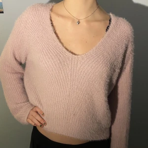 Stickad tröja - Så söt och skön stickad tröja. Väldigt bra skick! Säljer för att det inte är min stil längre. Pris kan diskuteras!💘