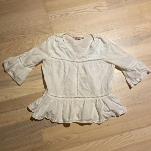 Vit blus  - Vitt blus från Indiska i strl 38. Jättefin till sommaren! Bra skick! Pris kan diskuteras.  Skriv för fler bilder eller om man har frågor!🤍