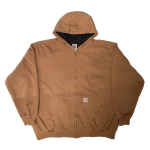 Carhartt zip - Riktigt snygg ljusbrun carhartt zip tröja. Storlek xl och sitter som en xl så är tyvärr för stor mig som är ca 181. I mycket fint skick