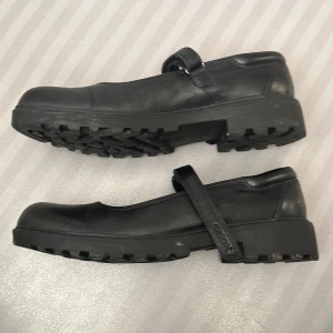 Mary Jane skor - Zalando - Säljer skor i storlek 40 eftersom jag it använder de. Köpt från zalanfo för 500kr. Lite smutsiga & bandet som man spänner skorna med har lite ull på dig men de sitter fortfarande åt! Skriv t mig för mer info/bilder. Klicka ej på köp nu. Tar bara swish.