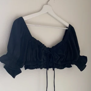 Topp i perfekt skick - I perfekt skick, använd fåtal gånger! Storlek 38 men passar även 36