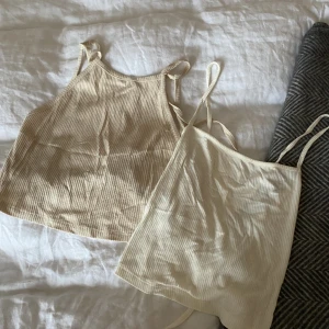Toppar med öppen rygg  - Söta toppar från NA-KD som knyts i ryggen, i nyskick. Styckpris! Hör av er vid funderingar, kram Ebba 