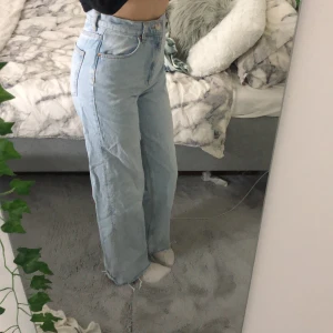 Jeans  - Säljer nu dessa jättefina jeans från gina, endast använda 2 gånger. Säljer pga att jag inte gillar modellen riktigt. Som nya. Köpt för 700. Bara att skriva om ni har frågor. Jag är runt 170 och dom sitter bra i längden på mig. Hör gärna av er🥰