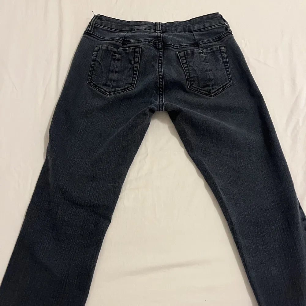 Svarta Låg midja jeans från Mango jeans. Köpta runt 2006 talet. Storlek på jeansen är 40.. Jeans & Byxor.