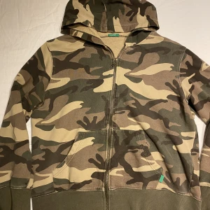 Camo hoodie - Jättesnygg hoodie, älskar verkligen denna men är inte riktigt min stil längre. Det är en barn xxl men sitter som en vanlig s. Har gått upp lite i vänster ficka men det syns i princip inte alls. Går ju att laga lätt dessutom ❣️
