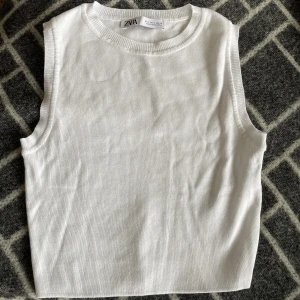 Vit väst  - Väst från zara, använd en gång. Så fin över en skjorta! Frakt tillkommer ✨