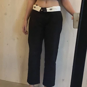 Dickies byxor - Äkta dickies byxor köpta här på plick, säljer då de är aldeles för korta för mig. Jag är 167 cm skulle säga att de kan passa någon som är ca 155-160 cm! Inga defekter! Skriv för bättre mått!