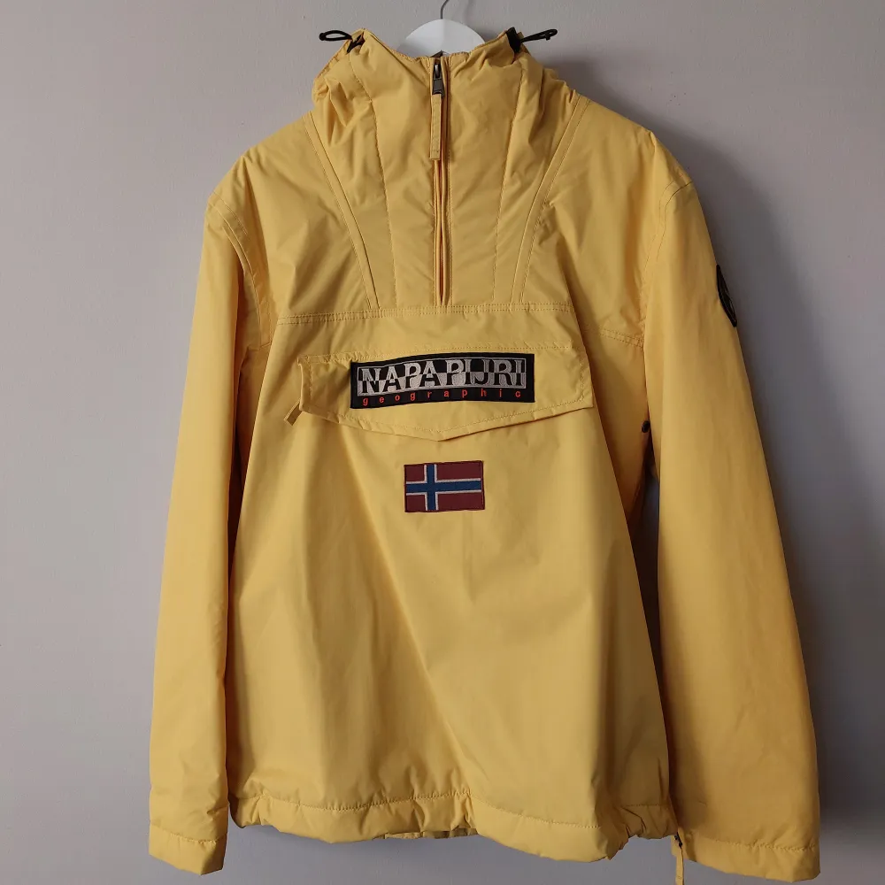 Fodrad jacka med 3/4 hals och dragkedja på sidan från Napapijri. Använd 1 säsong, mycket fint skick.   Storlek: L Skick: 9/10  Material utvändigt: 100% polyester Material invändigt: fleece Modell: Rainforest winter . Jackor.