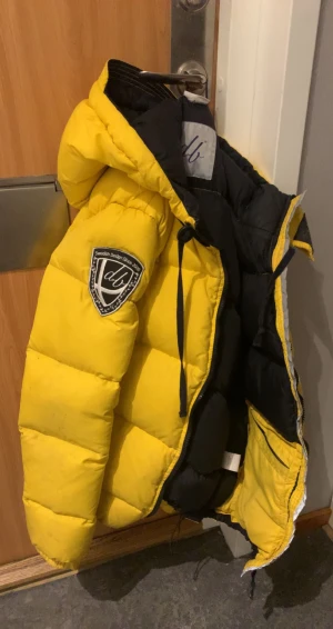 Dbrand jacka - Storlek L men är liten i storleken så skulle mer säga att den är i storlek M. Lite smutsig så en tvätt behövs och en liten repa fram. 