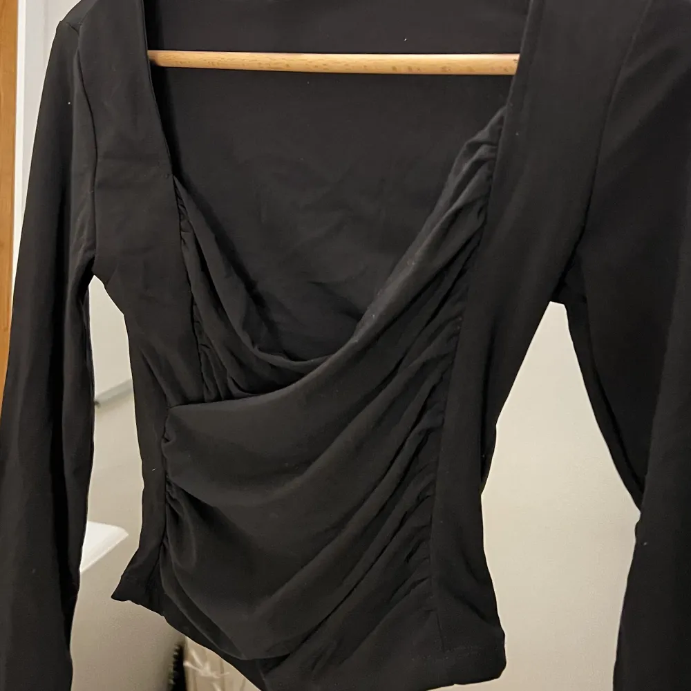 svart långärmad tröja i stretchigt material, har detaljer på framsidan🫶🏽använd någon enstaka gång. Toppar.