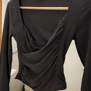 svart långärmad tröja i stretchigt material, har detaljer på framsidan🫶🏽använd någon enstaka gång