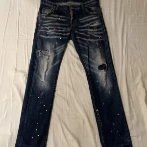 Dsquared 2 jeans  - Fina dsquared 2 jeans. I bra skick passar dig från 170cm till 180cm Jag är 177 och dom passar perfekt 