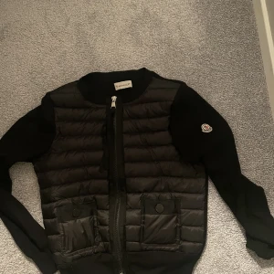 Moncler Cardigan - Säljer min moncler cardigan i storlek 2. Säljer den då den är lite för liten för mig, super bra skick o kan skicka fler bilder👐🏼💕💖 
