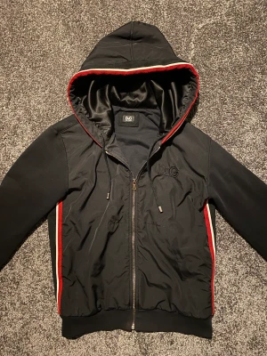 Dolce Gabbana cardigan  - Tjena säljer denna dolce Gabbana cardigan i storlek 46 vilket motsvarar strolek S den är i bra skick utan defekter eller liknade nypris ca 8000🙌