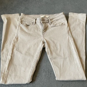 Levis jeans  - Gråa skinny Levis jeans💗 Storlek 25! Lite klippta vid foten. Skriv vid intresse eller frågor 💗