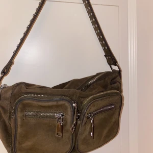 Noella väska  - Säljer nu min Noella väska i en militär grön färg❤️