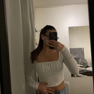 Tröja,shein - Vit tröja köpt från shein, super söt ☺️