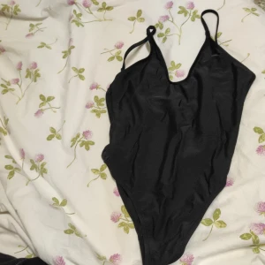 Badräkt ej använd - Baddräkt. Aldrig använt. storlek är 38 (liten i storlek) Mer en 36:a. 